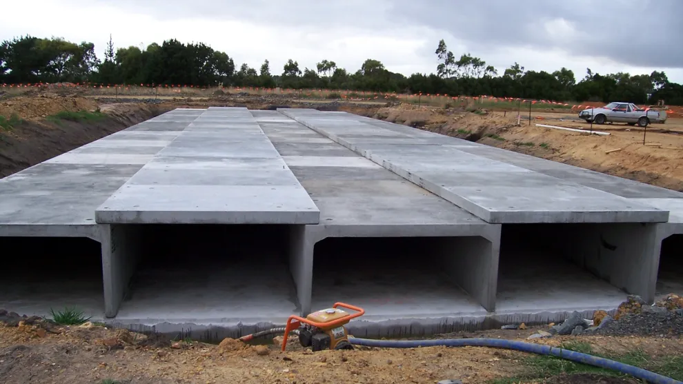 Multiple cell box culvert installation with Linkslab® units.